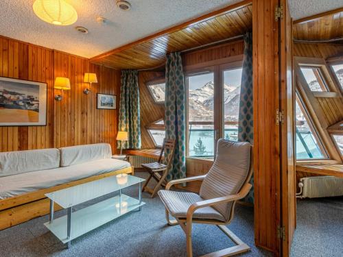 un salon avec un canapé et une chaise dans l'établissement Appartement alpin cosy, 2 chambres, 2 salles de bain, balcon sud et skis aux pieds à La Daille - FR-1-694-256, à Val dʼIsère