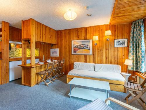une chambre avec un lit, une table et un bureau dans l'établissement Appartement alpin cosy, 2 chambres, 2 salles de bain, balcon sud et skis aux pieds à La Daille - FR-1-694-256, à Val dʼIsère