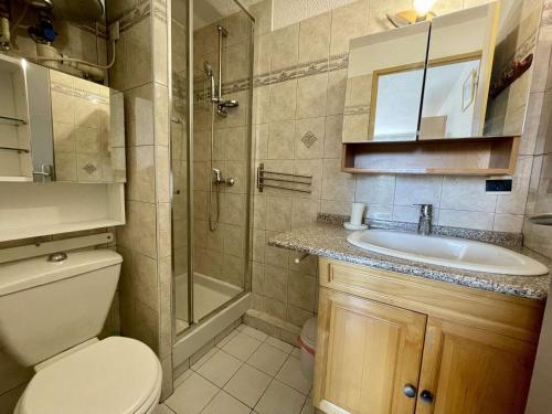 une salle de bain avec toilettes, lavabo et douche dans l'établissement Appartement 2 pièces 4 couchages ST CYPRIEN PLAGE SC510-172I, à Saint Cyprien Plage