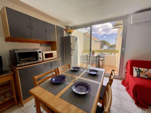 une cuisine avec une table et une salle à manger dans l'établissement Appartement 2 pièces 4 couchages ST CYPRIEN PLAGE SC510-172I, à Saint Cyprien Plage