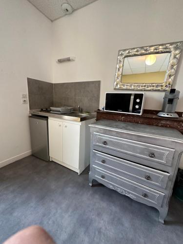 La salle de bains est pourvue d'une commode avec un miroir. dans l'établissement Studio Gare SNCF, à Tarbes