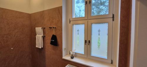 a bathroom with a window and a towel rack at Schlosshotel Hohenbocka in Hohenbocka