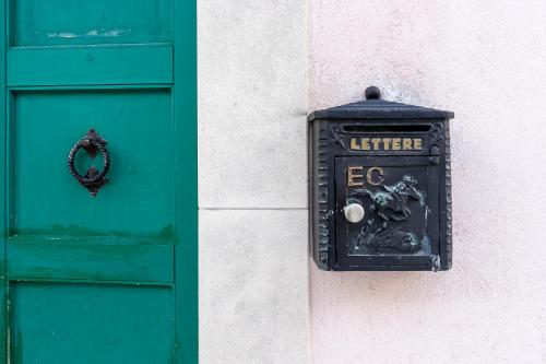 a post box next to a green door at Emidio e Carmen in Pescocostanzo