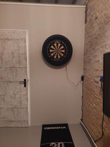 a dart board on a wall next to a door at B&B Wijdzicht in Wolsum