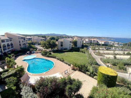 - une vue aérienne sur la piscine d'un complexe dans l'établissement Appartement T2 avec Piscine Gratuite, Parking Privatif, à 200m de la Plage - Animaux Acceptés - FR-1-316-336, à Six-Fours-les-Plages