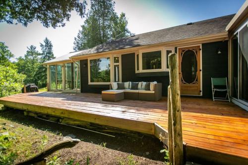 Κήπος έξω από το 5BR Riverfront Retreat w Firetable BBQ and Deck