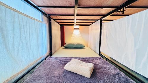 Postel nebo postele na pokoji v ubytování Stay At Moon Hostel Haad Rin