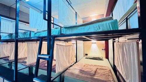 Postel nebo postele na pokoji v ubytování Stay At Moon Hostel Haad Rin
