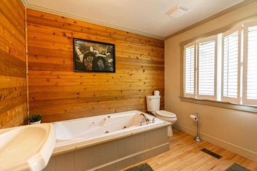 Ένα μπάνιο στο 5BR Riverfront Retreat w Firetable BBQ and Deck