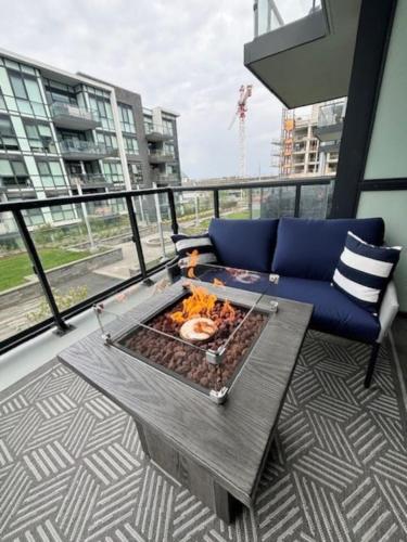 Балкон или терраса в Comfy 1BR Condo w Balcony BBQ Pool and Parking