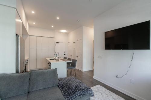 Телевизор и/или развлекательный центр в Comfy 1BR Condo w Balcony BBQ Pool and Parking
