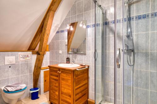 Ένα μπάνιο στο Maison de vacances and B&B clos des hogues entre Etretat et Fécamp