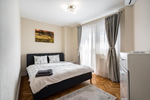 Postel nebo postele na pokoji v ubytování City View Apartment with Private Balcony
