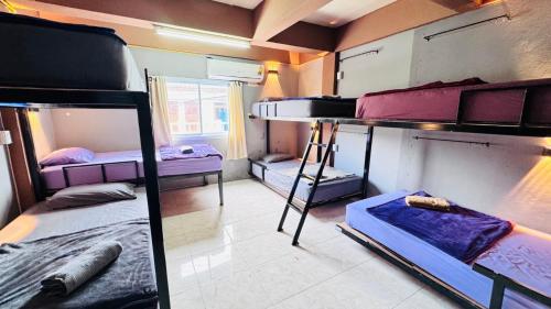 Postel nebo postele na pokoji v ubytování Stay At Moon Hostel Haad Rin