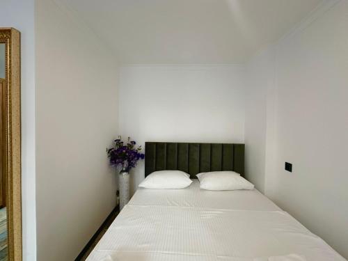 Una cama o camas en una habitación de Garden Hotel Yerevan