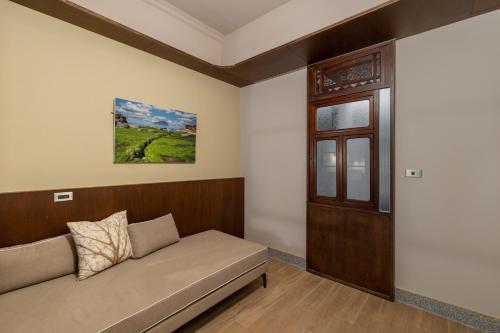 a living room with a couch and a window at 安樓文旅 Enzo House in Keelung