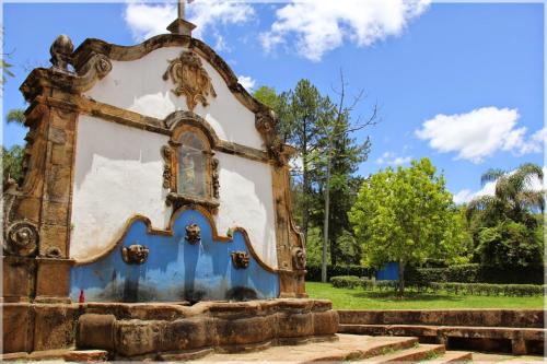 ein altes Gebäude in einem Park in der Unterkunft Casa no Chafariz in Tiradentes