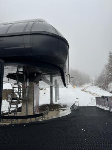 Vila Aurora , 50m od Gondole Brzece зимой