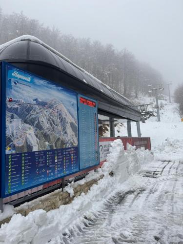 Vila Aurora , 50m od Gondole Brzece зимой