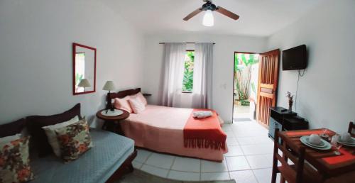 a bedroom with a bed and a couch at Studio7 Terra prox Centro Paraty in Paraty
