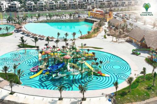 an aerial view of a pool at a resort at VINHOMES GRAND PARK Quận 9 căn hộ 2 phòng ngủ in Gò Công