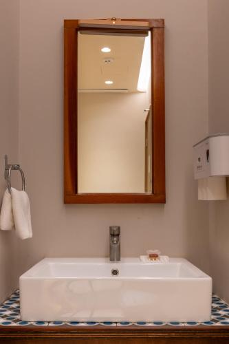 a white sink in a bathroom with a mirror at 安樓文旅 Enzo House in Keelung