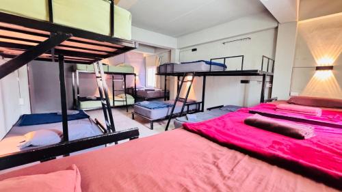 Postel nebo postele na pokoji v ubytování Stay At Moon Hostel Haad Rin