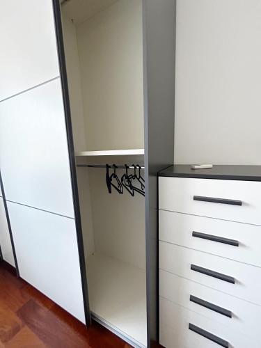 a closet with a white dresser and a mirror at Orange apartment in Zelarino