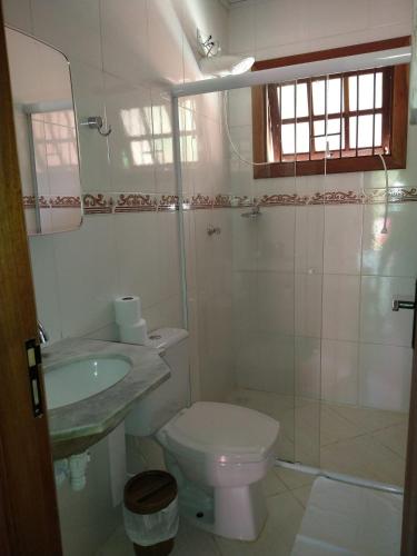 a bathroom with a toilet and a sink and a shower at Chalé da Ana in Santo Antônio do Pinhal
