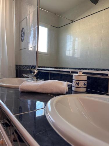 une salle de bain avec deux lavabos et un grand miroir dans l'établissement Charmante maison avec jardin proche plage, à Gujan-Mestras