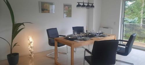 a dining room with a table with wine glasses on it at Loftwohnung in Hasselroth