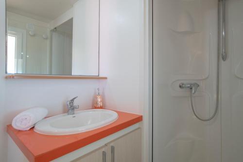 Phòng tắm tại Bungalow Mis Niñas 1