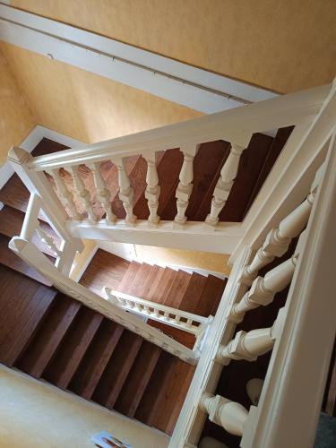 - une vue sur un escalier en colimaçon en bois dans l'établissement Grande maison de ville avec jardin - Baie du Mont St Michel, à Avranches