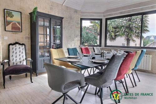 une salle à manger avec une table et des chaises dans l'établissement Ker rosy, à Saint-Gildas-de-Rhuys