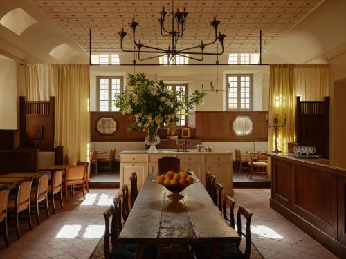 een eetkamer met een tafel met een fruitschaal erop bij Hôtel du Couvent, a Luxury Collection Hotel, Nice in Nice