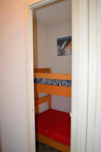 - une porte menant à une chambre avec des lits superposés dans l'établissement Appartement Studio cabine 4 couchages SAINT CYPRIEN SC070-084, à Saint Cyprien Plage