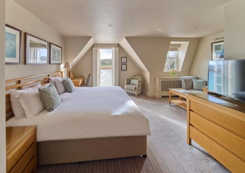 Katil atau katil-katil dalam bilik di Braye Beach Hotel, Alderney