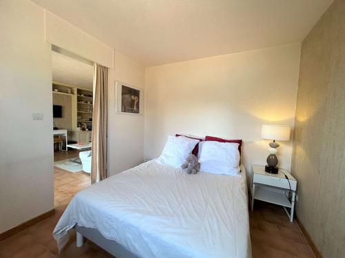- une chambre avec un lit doté de draps blancs et d'oreillers rouges dans l'établissement Appartement 2 pièces CAP D 'AGDE CT160-013, au Cap d'Agde