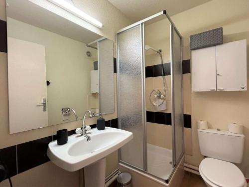 une salle de bain avec un lavabo, une douche et des toilettes dans l'établissement Appartement 2 pièces CAP D 'AGDE CT160-013, au Cap d'Agde