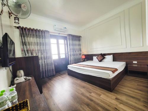 a hotel room with a bed and a window at Suoi Bac Hotel Tam Dao in Tam Ðảo