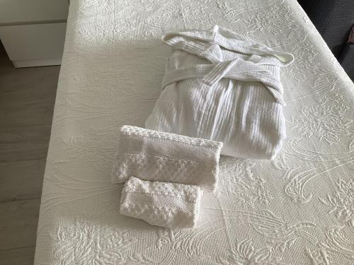 a pair of towels sitting on top of a bed at Estupendo Estudio en Castle Harbour Los Cristianos in Los Cristianos