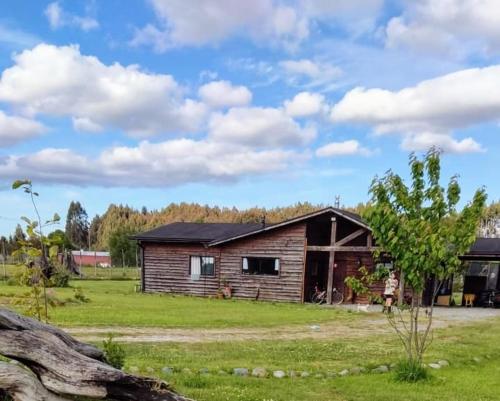 プエルトモントにあるMi refugio ruralの木の小さな木造家屋