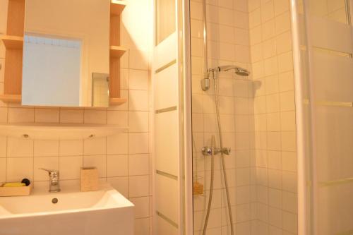une salle de bain avec douche et lavabo dans l'établissement Studio cabine Le Grau d'Agde CT245-002, au Grau-dʼAgde