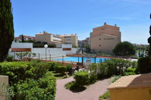 - une vue sur un complexe avec une piscine et des bâtiments dans l'établissement Appt 3 pièces 6 couchages CAP D'AGDE CT275-146, au Cap d'Agde