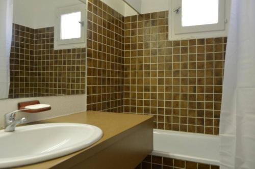 une salle de bain avec un lavabo et un miroir dans l'établissement Appt 3 pièces 6 couchages CAP D'AGDE CT275-146, au Cap d'Agde