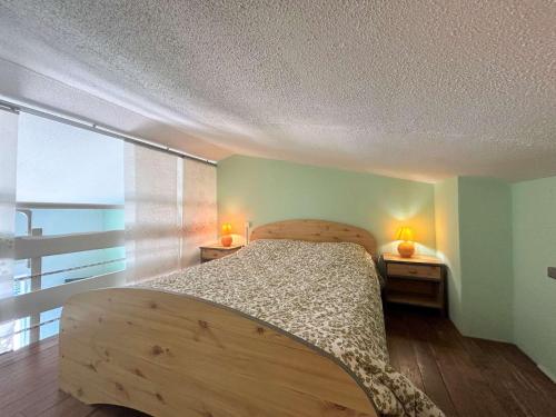 - une chambre avec un lit et deux lampes sur les tables dans l'établissement Studio CAP D'AGDE CT400-142, au Cap d'Agde