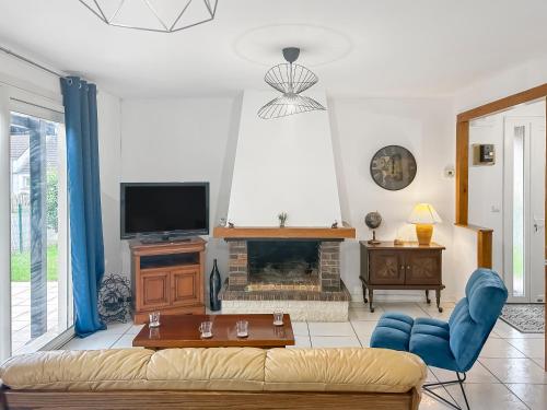 TV a/nebo společenská místnost v ubytování Maison lumineuse, jardin et Wi-Fi gratuit