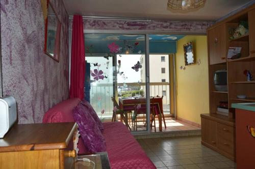 un salon avec un canapé et une cuisine avec une table dans l'établissement Appt 2 pièces 4 couchages CAP D'AGDE CT450-018, au Cap d'Agde