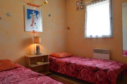 une chambre avec deux lits et une fenêtre dans l'établissement Appt 2 pièces 4 couchages CAP D'AGDE CT450-018, au Cap d'Agde