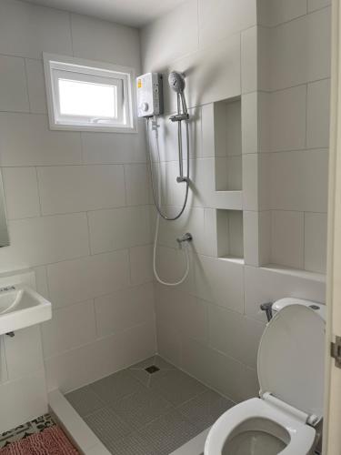 un bagno con doccia e WC di Ruby House a Ban Pa Khlok